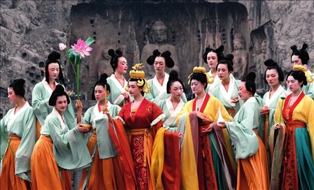 演員在洛陽(yáng)龍門石窟景區(qū)禮佛臺(tái)演繹《文昭皇后禮佛圖》(2021年4月25日攝)李安攝 / 本刊