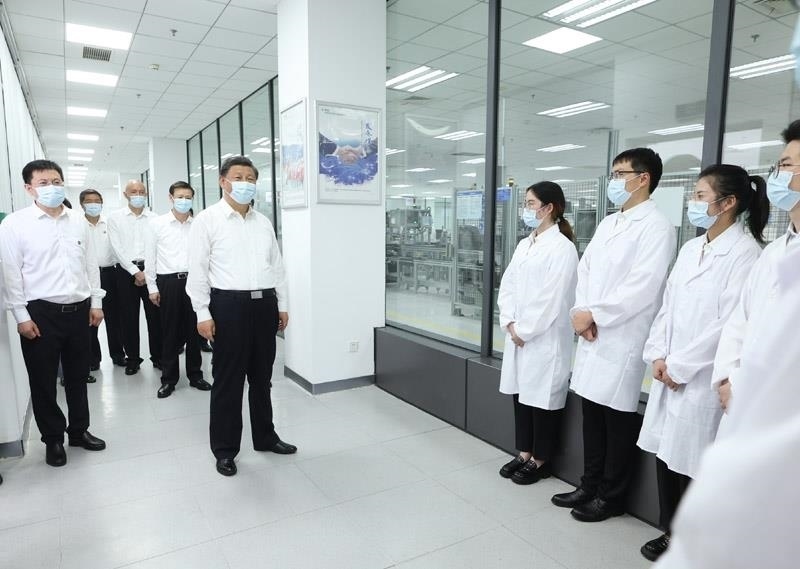 2023年7月6日，習(xí)近平總書記在江蘇南京市考察南瑞集團(tuán)有限公司，同年輕研發(fā)人員親切交流。