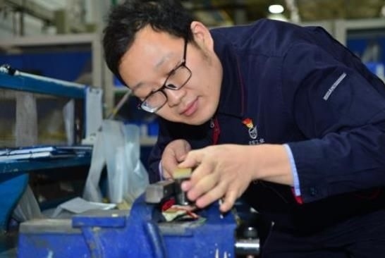 工作中的方文墨。航空工業(yè)沈飛供圖