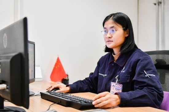 工作中的劉艷梅。航空工業(yè)沈飛供圖