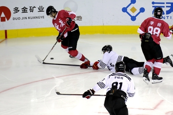 重慶隊球員與內蒙古球員拼搶。人民網(wǎng)記者 胡雪蓉攝