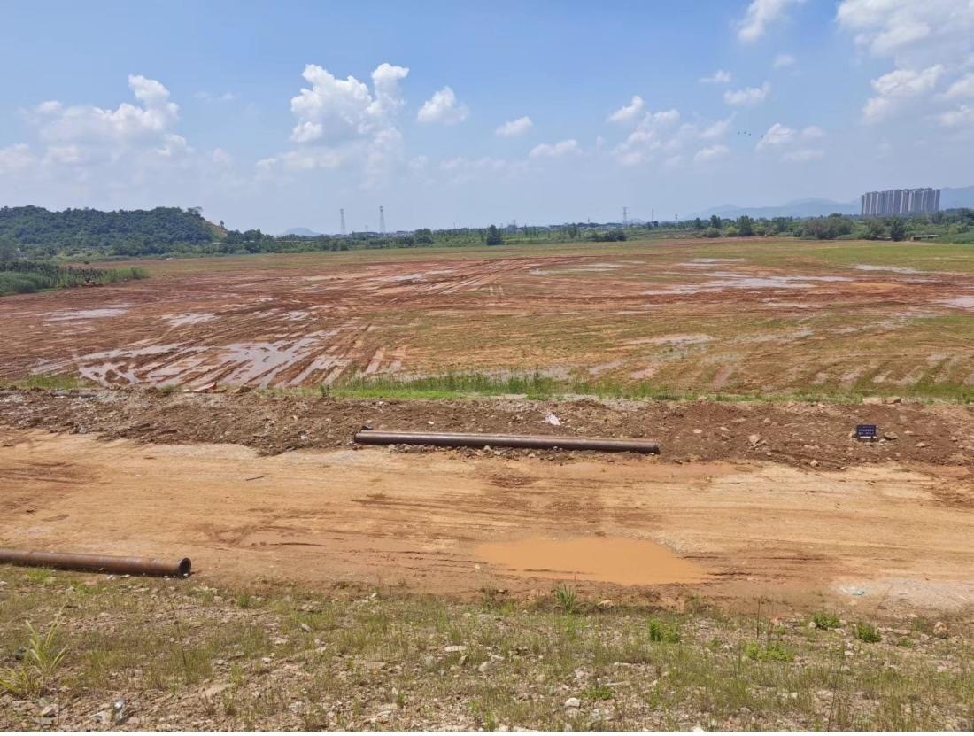 污染控制工程區(qū)域土地已被平整。 人民網(wǎng)記者 黃鈺攝