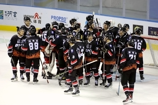 北京隊慶祝奪冠。人民網(wǎng)記者 胡雪蓉攝