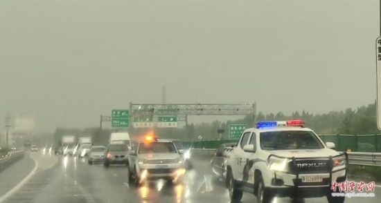 8月2日，京港澳高速，高速交警涿州大隊警車帶道引導(dǎo)救援物資車隊進(jìn)入涿州災(zāi)區(qū)。
