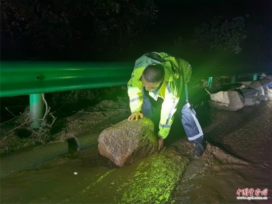 7月31日，張涿高速，高速交警涿鹿大隊民警清理山體滑坡路面落石。