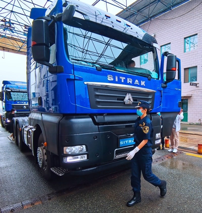 關(guān)員正在對出口車輛進(jìn)行登臨檢查。人民網(wǎng)記者 栗翹楚攝