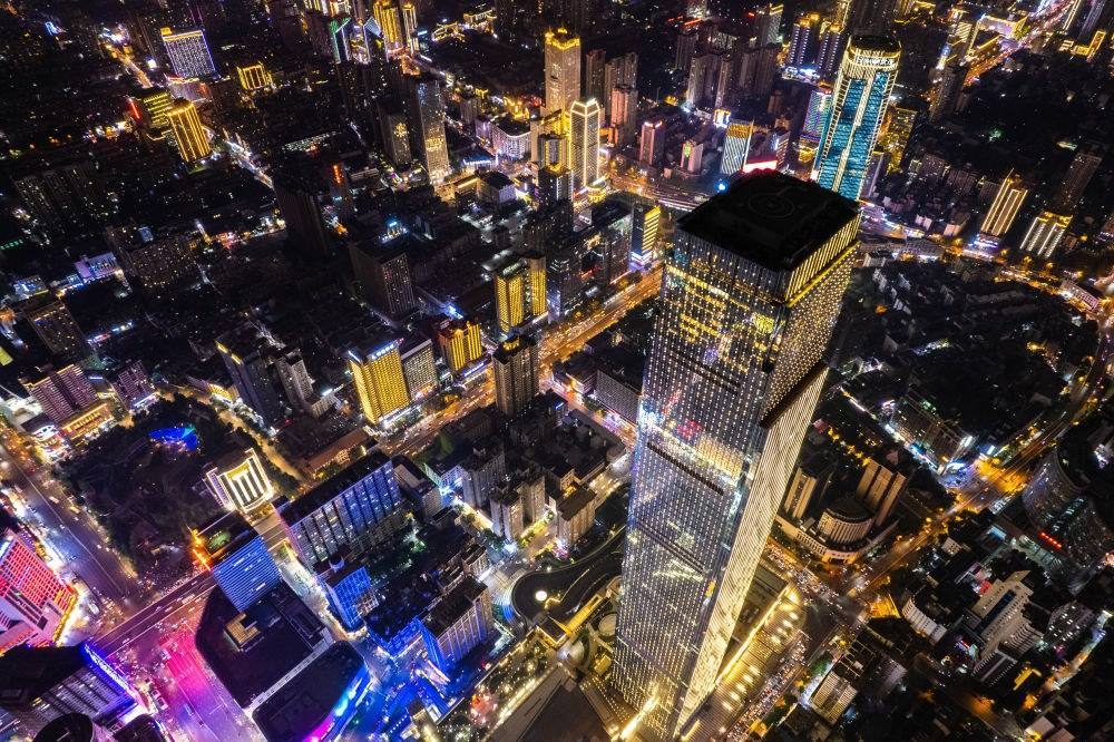 這是6月7日夜間拍攝的長(zhǎng)沙城區(qū)景色（無(wú)人機(jī)照片）。新華社記者 陳思汗 攝