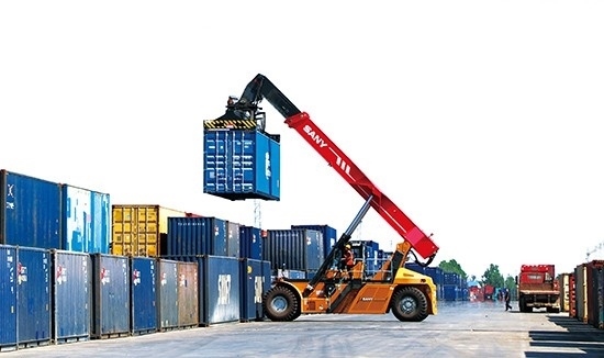 石家莊國際陸港內整裝待發(fā)的集裝箱。 石家莊國際陸港供圖