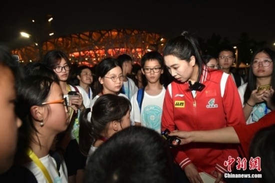 圖為小學(xué)員向李曉霞分享自己運(yùn)動(dòng)經(jīng)歷。<a target='_blank' href='/' ><p align=