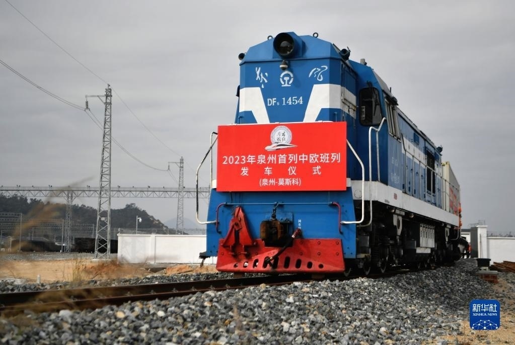 2月3日，中歐班列駛出興泉鐵路黃塘站。當日，滿載著55個集裝箱的中歐班列，從位于福建泉州惠安縣的興泉鐵路黃塘站駛出。這是泉州今年開出的首趟中歐班列，也是興泉鐵路開通后的首趟泉州中歐班列。據(jù)了解，此次班列裝載產(chǎn)品主要來自泉州進出口企業(yè)，貨重601.4噸，貨值約262.5萬美元。新華社記者 魏培全 攝