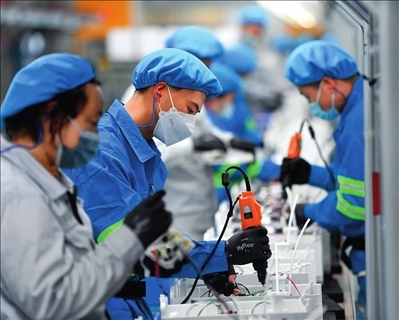 工人在浙江沁園水處理科技有限公司生產(chǎn)車間組裝家用凈水產(chǎn)品（2023年3月22日攝）。黃宗治攝/本刊