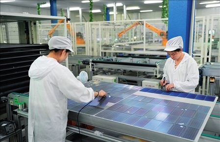 在浙江省臺州市黃巖區(qū)省級專精特新“小巨人”企業(yè)浙江公元新能源科技股份有限公司，工作人員生產(chǎn)太陽能電池組（2023年8月9日攝）。翁忻旸攝/本刊