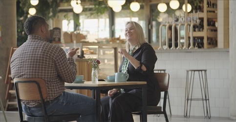 凱茜·瑪格與手語(yǔ)教學(xué)者交流。帕特里克·謝德-西蒙茲攝