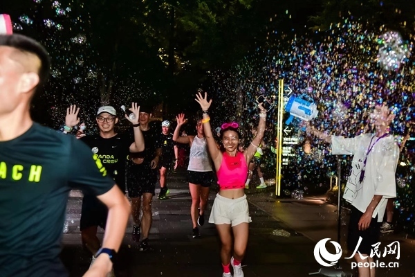 運(yùn)動(dòng)愛(ài)好者參加上海外灘楓徑NIKE熒光跑。圖片由BFC外灘金融中心提供