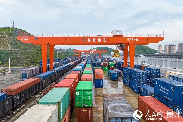 裝滿貨物的集裝箱整齊排列在貴陽國際陸港。人民網(wǎng)記者 涂敏攝