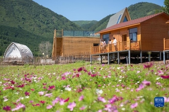 8月12日，游客在寧夏固原市涇源縣大灣鄉(xiāng)楊嶺村的民宿聊天。新華社記者 李旭倫 攝