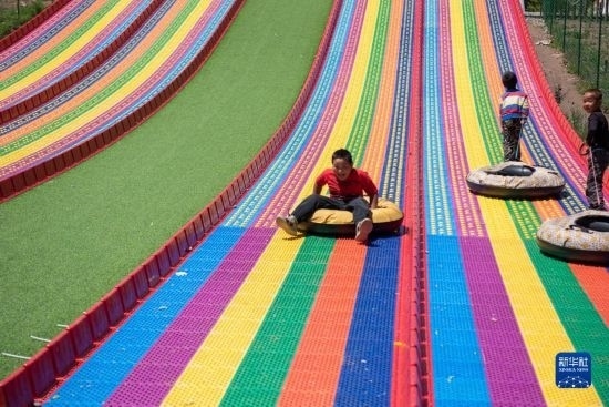 8月12日，小朋友在寧夏固原市涇源縣大灣鄉(xiāng)楊嶺村玩耍。新華社記者 李旭倫 攝