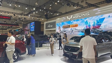 印尼消費者參觀上汽五菱的展臺。趙世祺 攝