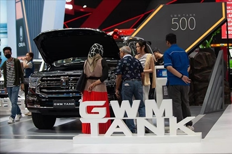 印尼消費者參觀長城汽車的展臺。趙猛 攝