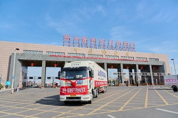 2023年2月20日，鄭州—莫斯科TIR運(yùn)輸首發(fā)車輛駛出鄭州新鄭綜合保稅區(qū)。新鄭海關(guān)供圖