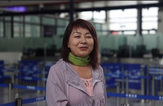 7月22日，曾經(jīng)在老撾瑯勃拉邦工作過3年的加拿大華僑孫月玲乘坐中老鐵路國際旅客列車從中國出境。衛(wèi)海林 攝