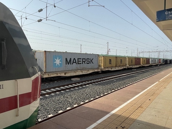 亞吉鐵路吉布提那噶德車站的貨運車廂。人民網(wǎng)記者 趙艷紅攝