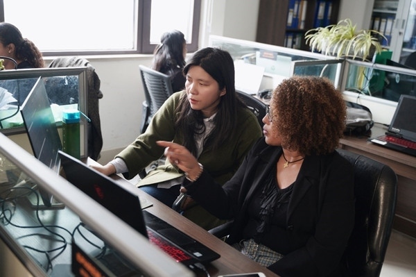 梅德哈妮（右）與中國同事討論設(shè)計方案。受訪對象供圖