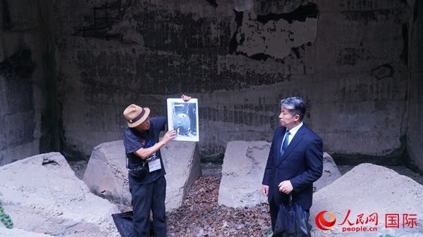 毒氣島歷史研究所事務(wù)局長山內(nèi)正之在毒氣儲(chǔ)存遺址為大家介紹日軍發(fā)動(dòng)毒氣戰(zhàn)的罪證。人民網(wǎng) 蔣曉辰攝