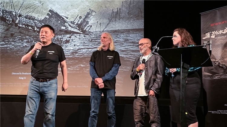 導(dǎo)演方勵(lì)以及團(tuán)隊(duì)成員分享體會(huì)。郭錦標(biāo)攝