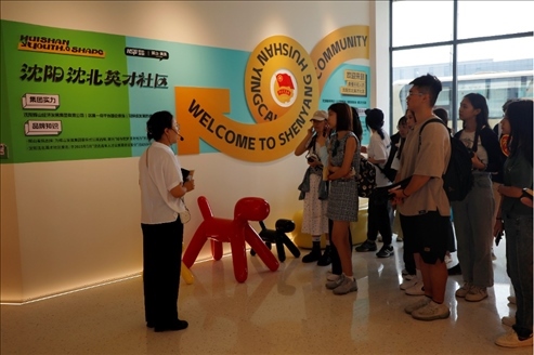 記者團(tuán)在輝山英才社區(qū)采訪。北京外國語大學(xué) 許青攝