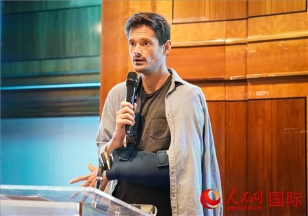 萊昂·麥卡倫分享張家界故事。人民網(wǎng) 郭錦標(biāo)攝