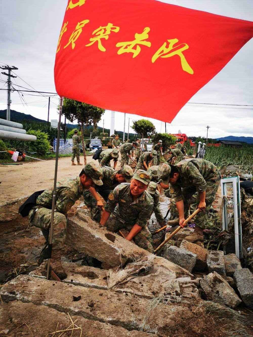 8月7日，陸軍第78集團軍某旅組織黨員突擊隊在吉林舒蘭市七里鄉(xiāng)清理路障。新華社發(fā)（劉洋 攝）
