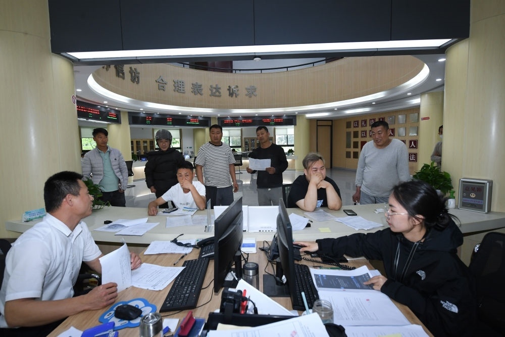 浙江省安吉縣社會治理中心工作人員在處理群眾信訪訴求（5月8日攝）。新華社記者 翁忻旸 攝