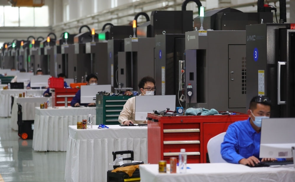 參賽選手在在2022“一帶一路”暨金磚國家技能發(fā)展與技術(shù)創(chuàng)新之“通用技術(shù)杯”數(shù)控多軸加工大賽中比拼（2022年11月10日攝）。新華社記者 楊青 攝