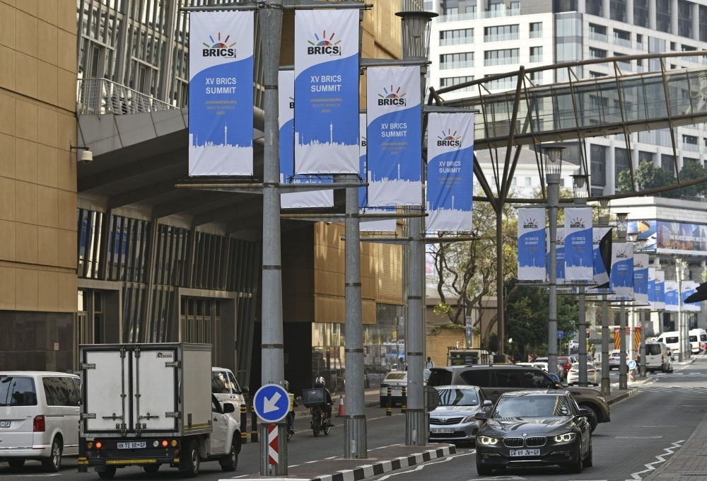 這是8月17日在南非約翰內(nèi)斯堡拍攝的金磚峰會條幅。金磚國家領(lǐng)導(dǎo)人第十五次會晤將于南非約翰內(nèi)斯堡舉行。新華社記者 陳誠 攝
