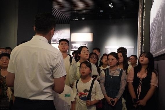 （講解員為記者團同學(xué)們講述歷史。北京舞蹈學(xué)院 全峻汐攝