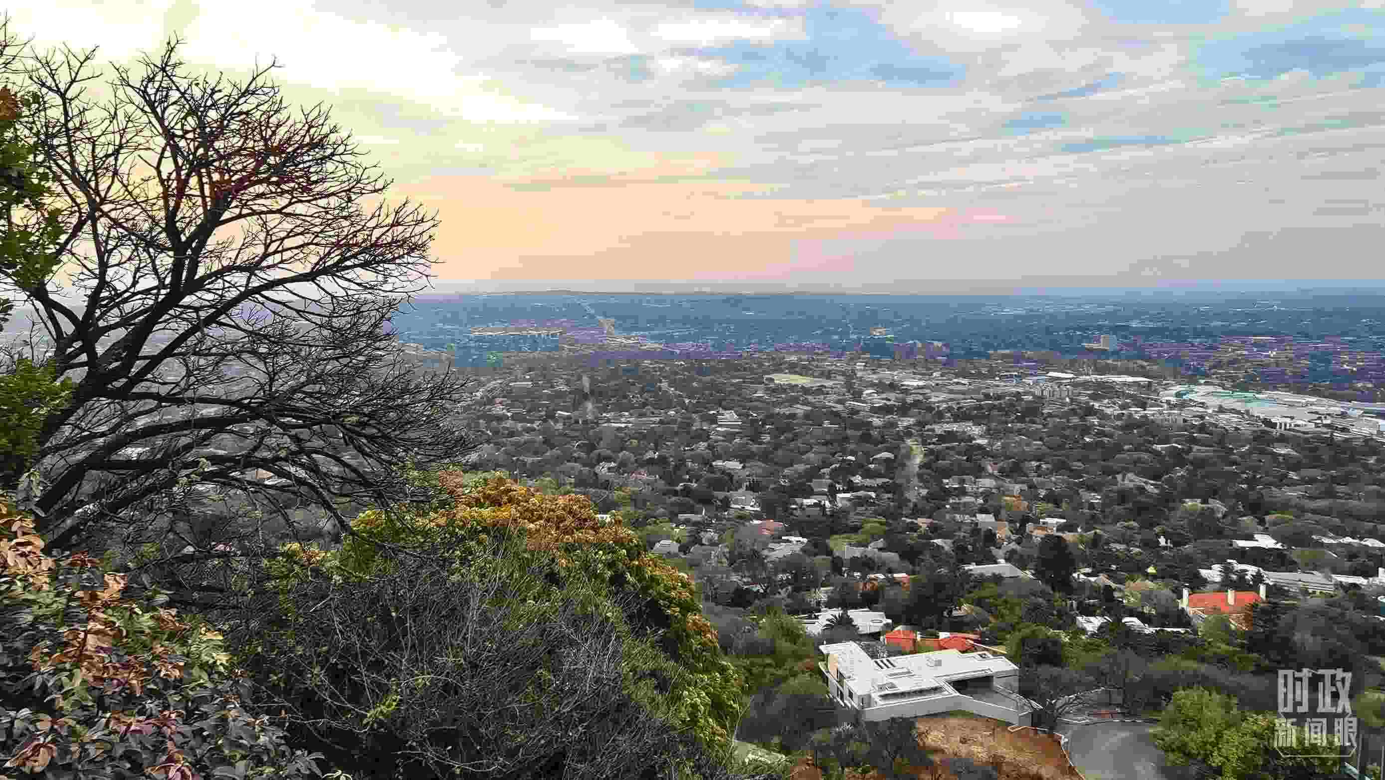 △ 俯瞰南非約翰內(nèi)斯堡。（總臺(tái)央視記者韓銳拍攝）