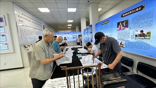 臨潢家園社區(qū)居民在書法練習(xí)室練習(xí)書法。人民網(wǎng)記者 金洪花攝