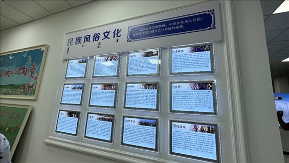 社區(qū)服務(wù)中心內(nèi)民族風(fēng)俗文化墻。人民網(wǎng)記者 金洪花攝