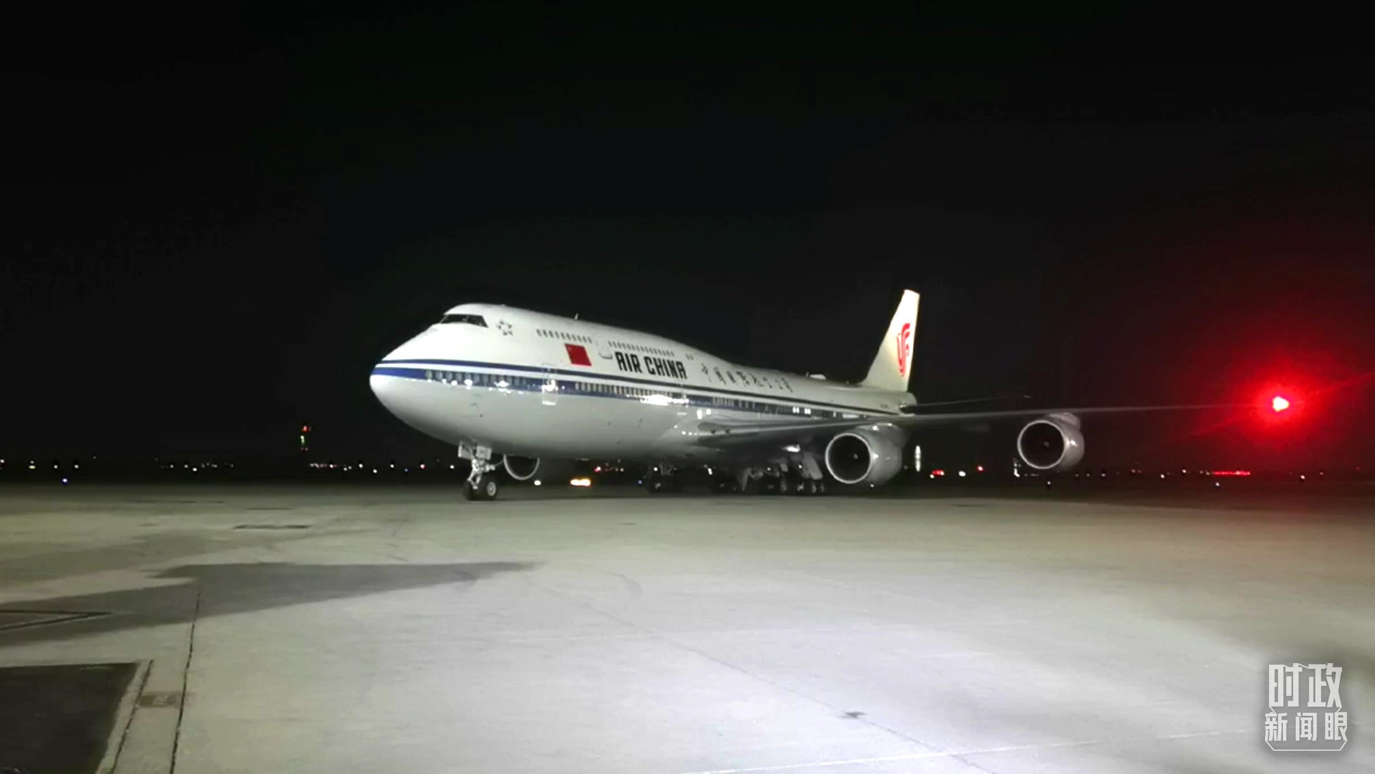 △這是習(xí)近平乘坐的專(zhuān)機(jī)。（總臺(tái)央視記者鐘銳拍攝）