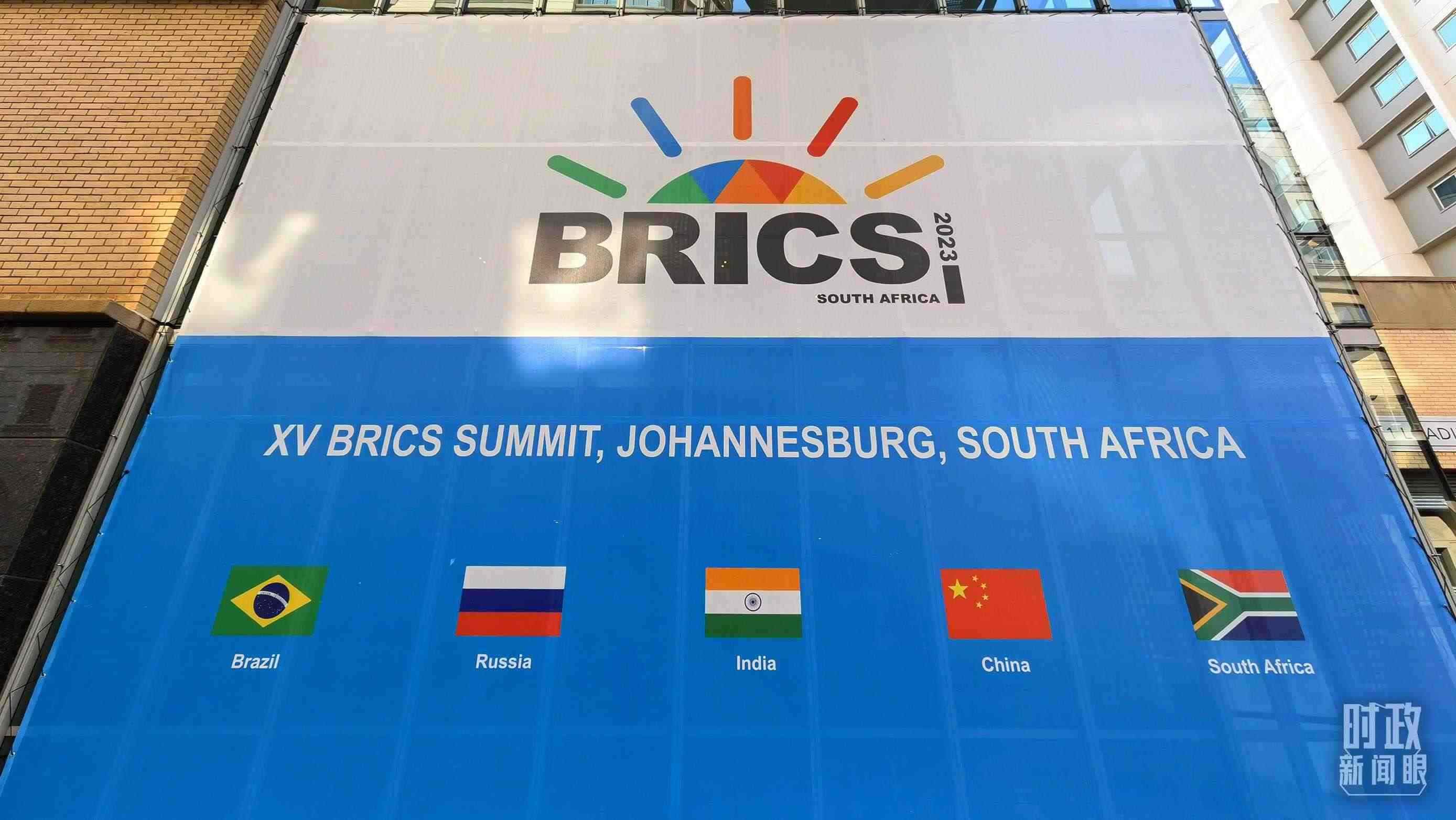 △約翰內(nèi)斯堡，金磚峰會(huì)海報(bào)。（總臺(tái)央視記者韓銳拍攝）