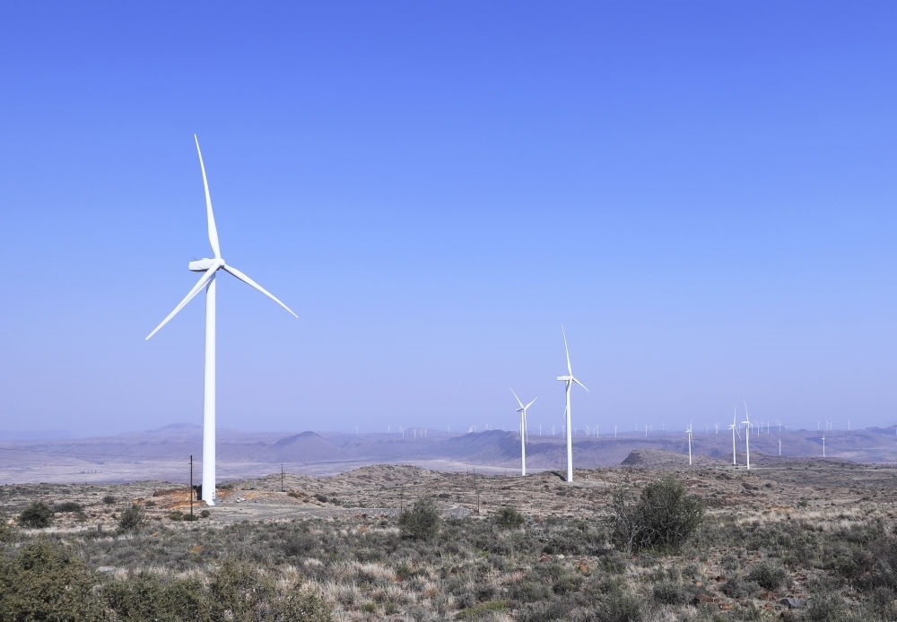 這是在南非北開(kāi)普省德阿鎮(zhèn)拍攝的德阿風(fēng)電項(xiàng)目風(fēng)機(jī)（2023年8月10日攝）。由中國(guó)龍?jiān)措娏瘓F(tuán)南非公司運(yùn)營(yíng)的德阿風(fēng)電項(xiàng)目每年發(fā)電量超過(guò)7.5億千瓦時(shí)，相當(dāng)于節(jié)約20多萬(wàn)噸標(biāo)準(zhǔn)煤，減排二氧化碳約70萬(wàn)噸。