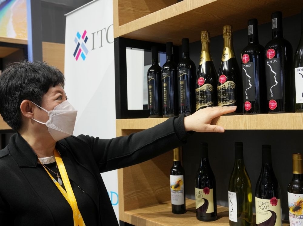 這是在中國(guó)上海舉行的第五屆進(jìn)博會(huì)上拍攝的來(lái)自南非的葡萄酒（2022年11月7日攝）。