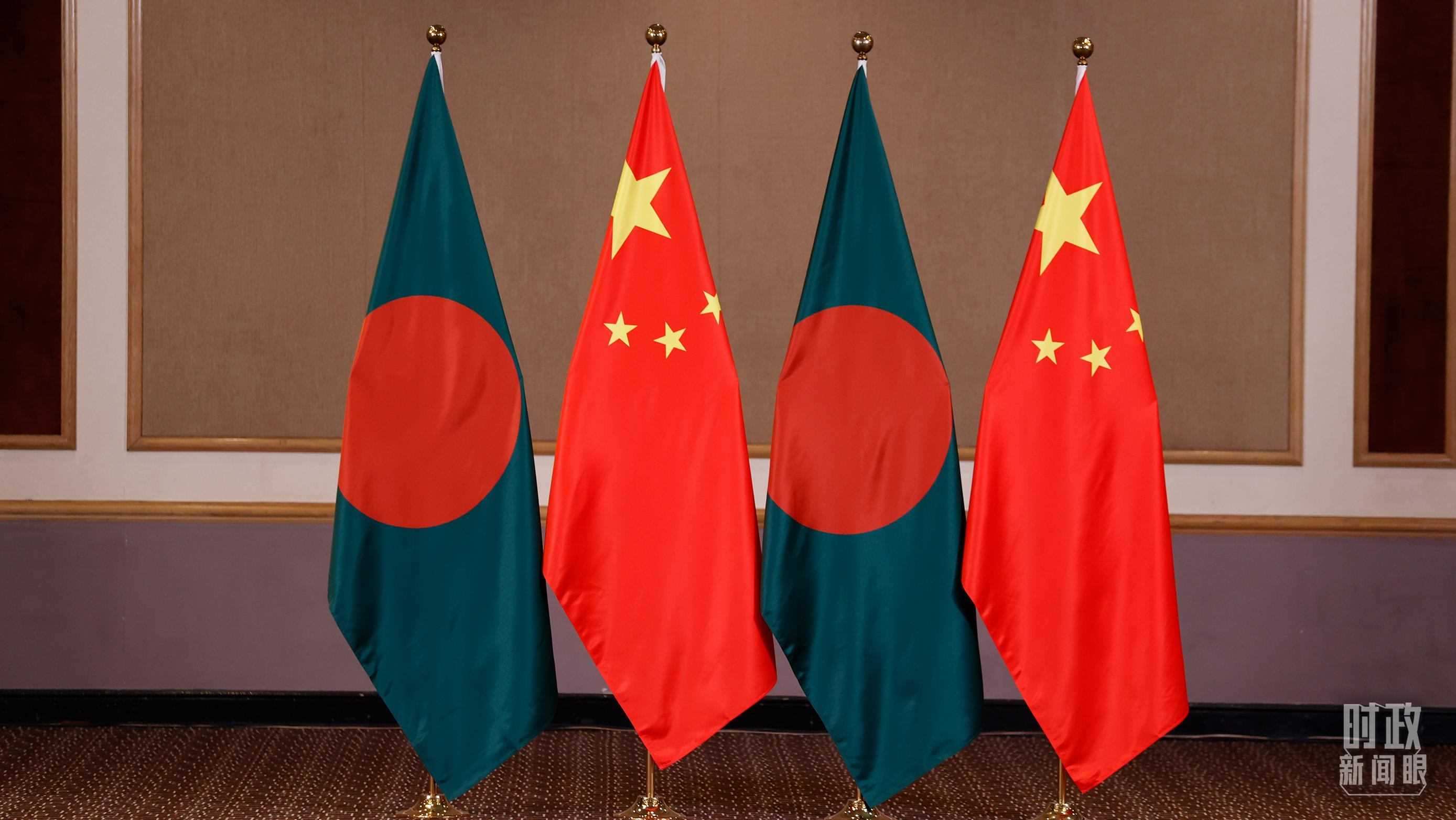 △會(huì)見(jiàn)現(xiàn)場(chǎng)的中孟兩國(guó)國(guó)旗。（總臺(tái)央視記者耿小龍拍攝）