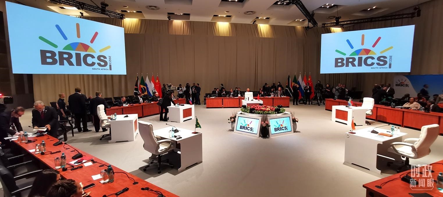 △23日上午，金磚國(guó)家領(lǐng)導(dǎo)人第十五次會(huì)晤在這里舉行。這是會(huì)晤開(kāi)始前的場(chǎng)景。（總臺(tái)央視記者李錚拍攝）