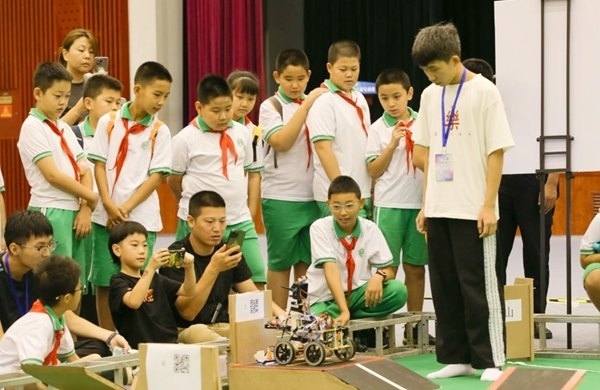 青少年學(xué)生現(xiàn)場(chǎng)觀(guān)看比賽。北京工商大學(xué)供圖