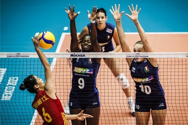 中國隊球員莊宇珊(左)在比賽中。圖片來源：國際排聯(lián)