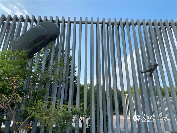 長春國際汽車公園中的立體雕塑。人民網(wǎng) 宋歌攝