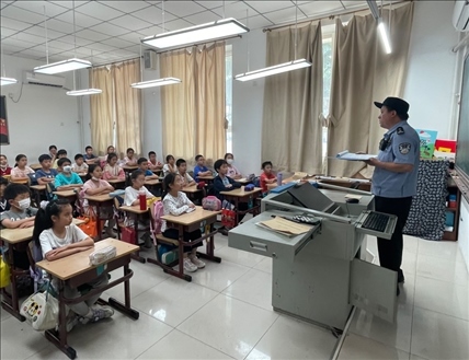 趙超剛在呼家樓中心小學(xué)為學(xué)生們講法治課。受訪者供圖