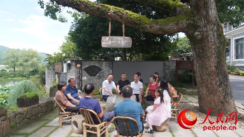 余杭區(qū)徑山鎮(zhèn)小古城村村民在“樟樹下議事”。人民網(wǎng)肖聰聰攝